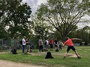 Eine Person beim Wurf einer Disc Golf-Scheibe